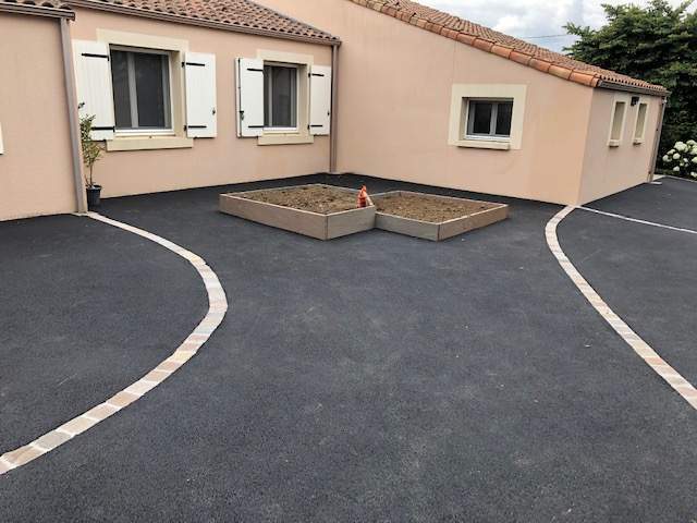 Travaux de revêtement d'allées, de cours et de parkings